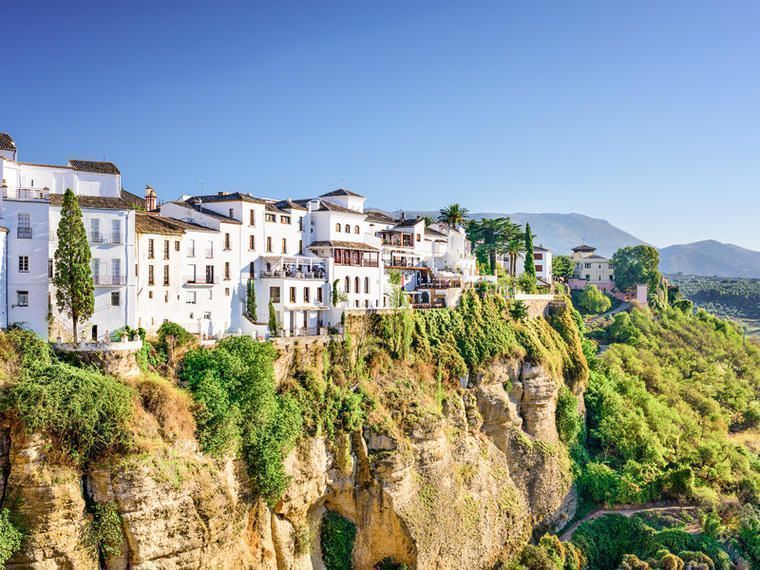Besøg f.eks. byen Ronda når I lejer feriebolig i Spanien